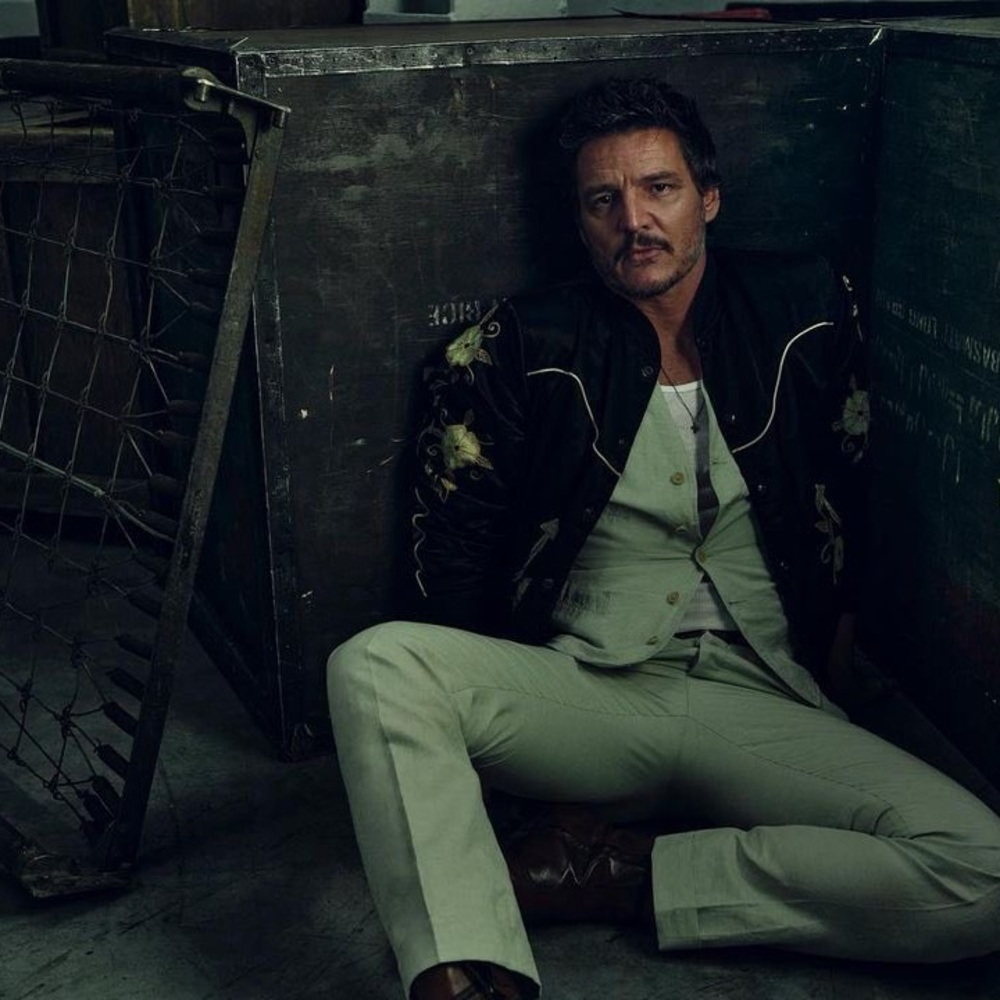 Esquire Pedro Pascal - Picture 2 of 5